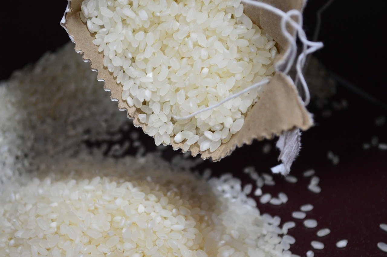 A preocupação sobre o arroz se deve à perda de lavouras inteiras com as enchentes no Rio Grande do Sul, o maior produtor do país. 
 Inclusive, o que muitos temiam começou a acontecer, com o anúncio de que o Brasil  importaria arroz por causa da baixa em nosso mercado interno.  Reprodução: Flipar