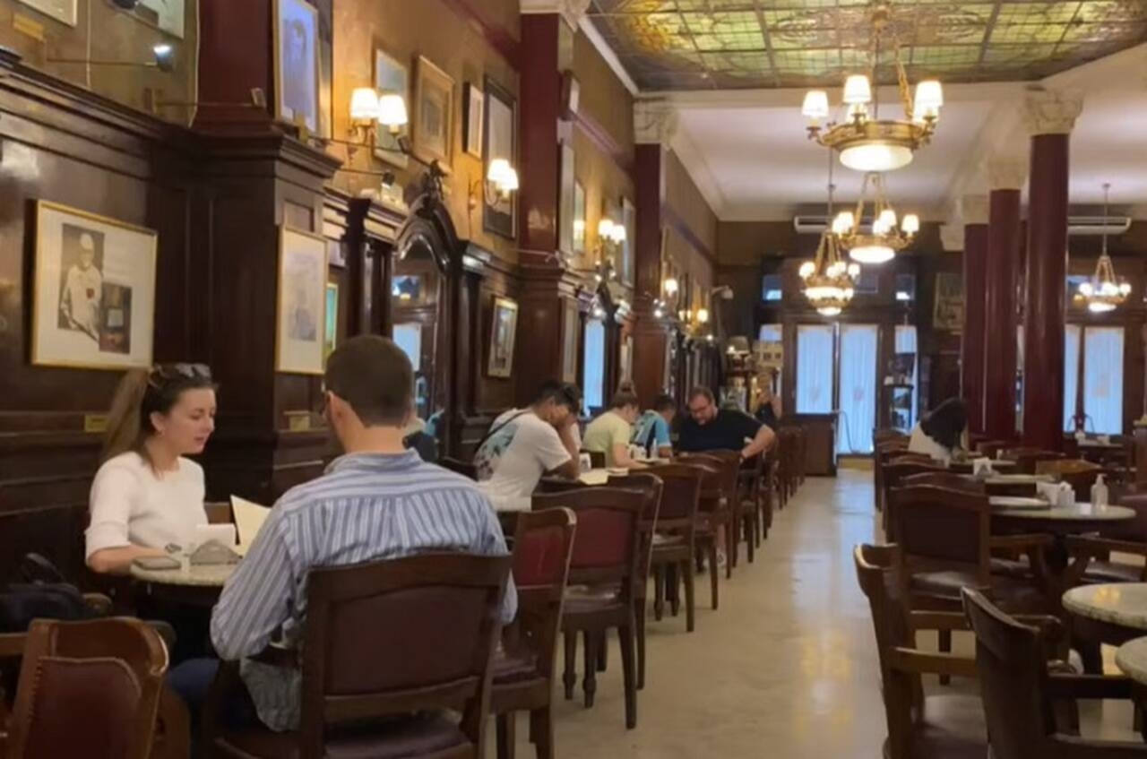 Café Tortoni - Fundado em 1858, o Café Tortoni é o café mais antigo da Argentina e um ponto de encontro histórico de intelectuais, artistas e políticos. Localizado na Avenida de Mayo, preserva sua decoração original e oferece shows de tango. Reprodução: Flipar