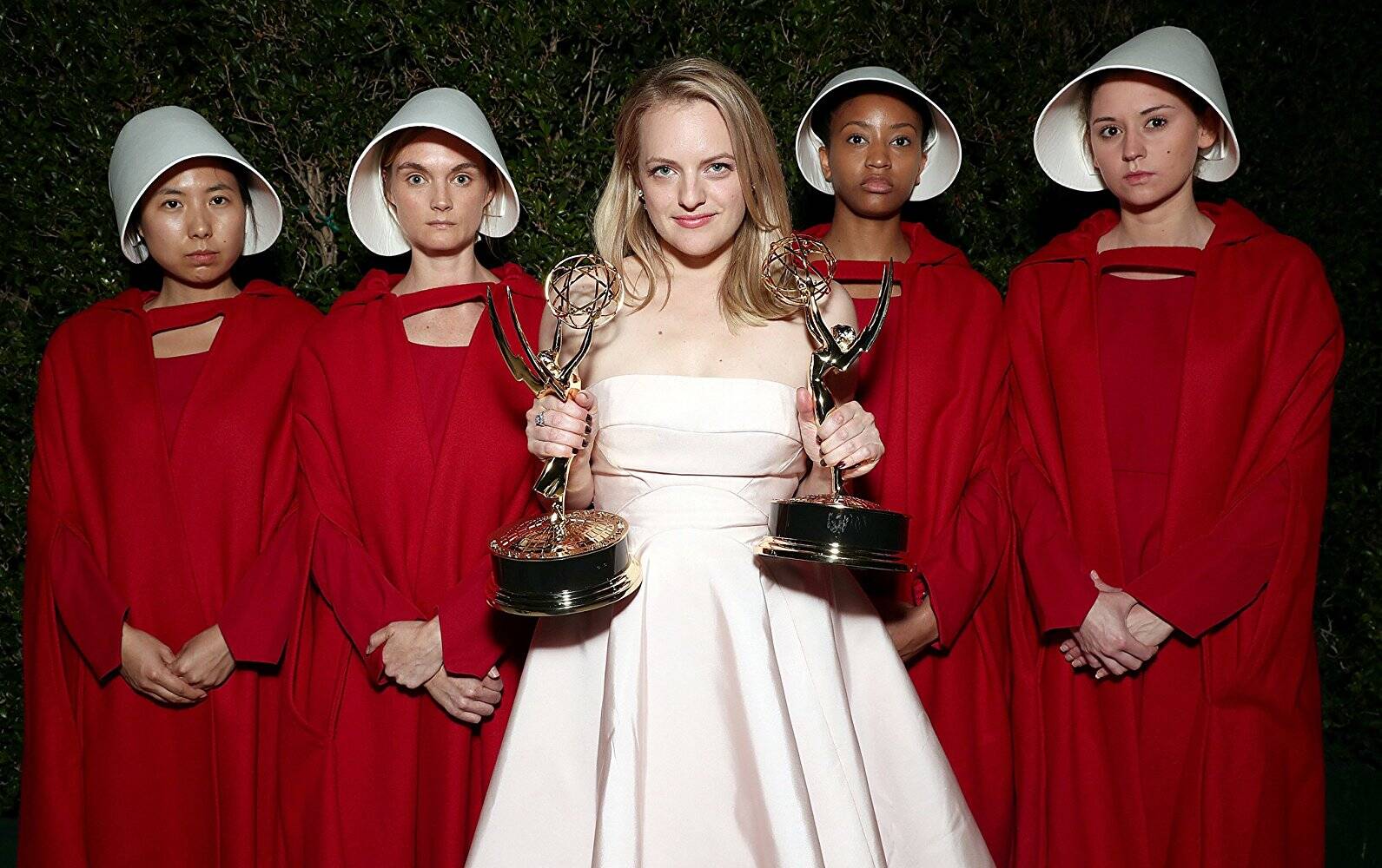 As melhores fotos de famosos de 2017: Elisabeth Moss recebe Emmy por ''O Conto da Aia''. Foto: Reprodução/IMDB