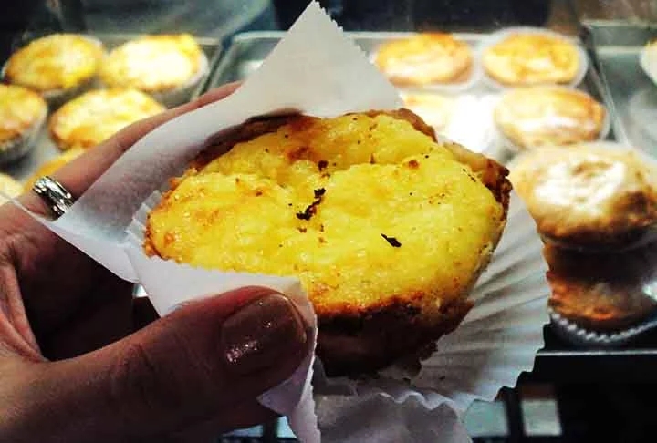 Em Portugal, as empadas de frango são atualmente as mais populares, sendo possível encontrá-las na maior parte dos cafés e pastelarias, assim como adquiri-las em supermercados. Reprodução: Flipar