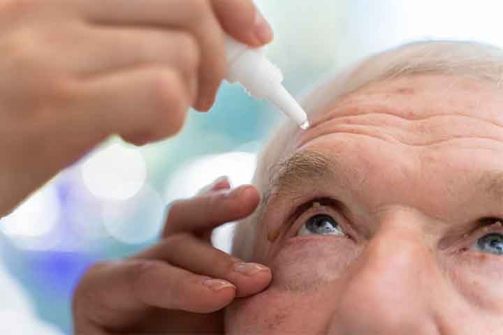 O risco da doença aumenta com o envelhecimento e pode ser minimizado por meio de hábitos saudáveis, como não fumar, proteger os olhos da exposição ao sol e manter uma dieta equilibrada com suplementação vitamínica. Reprodução: Flipar