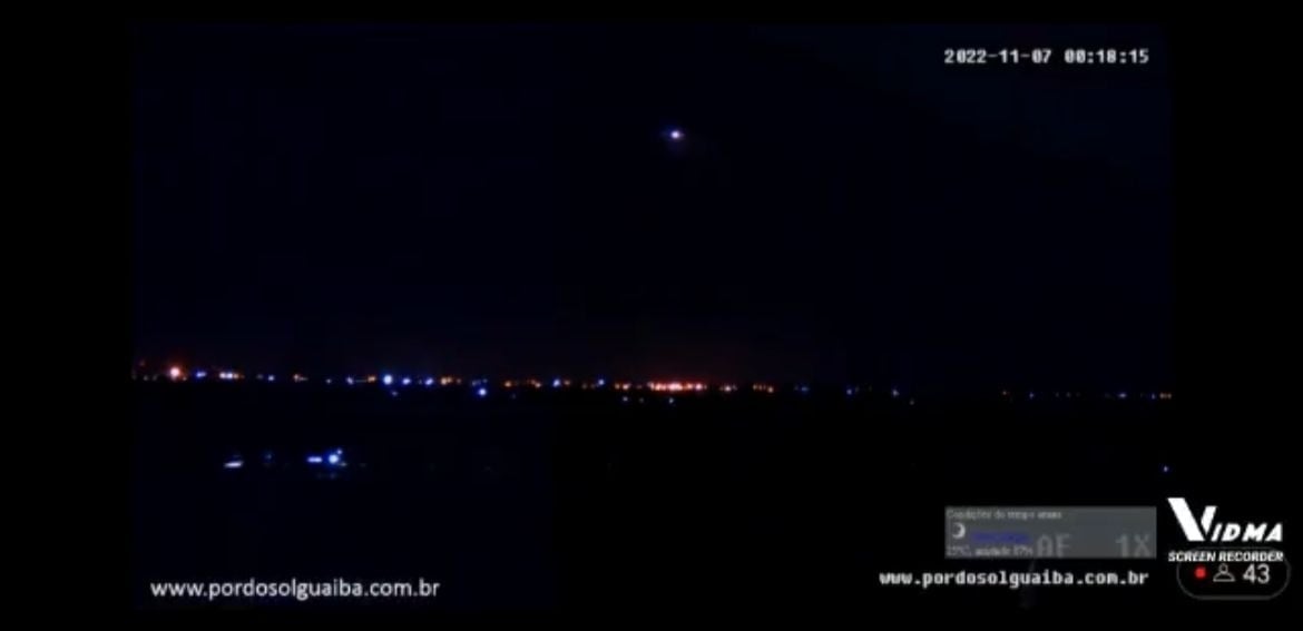Luzes misteriosas foram vistas no céu de Porto Alegre, no Rio Grande do Sul. Pilotos de diversas companhias aéreas relataram o acontecido.