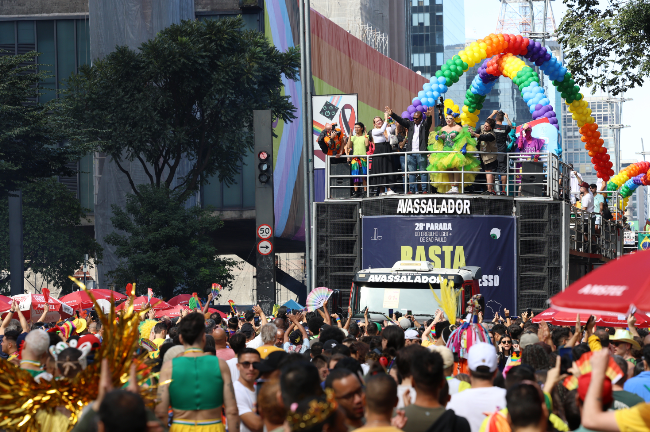 Silvio Almeida, ministro de Direitos Humanos e da Cidadania, participada da 28ª Parada do Orgulho LGBT+, com o tema Basta de Negligência e Retrocesso no Legislativo! Vote Consciente por Direitos da População LGBT+, na Avenida Paulista. Rovena Rosa/Agência Brasil