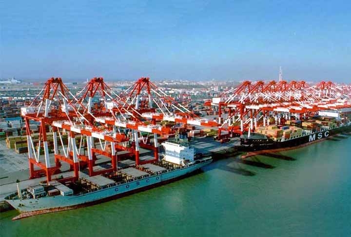 O Porto de Qingdao, na China, é um dos maiores portos de contêineres do mundo, localizado na costa leste do país. Conhecido por sua eficiência e infraestrutura avançada, o porto possui terminais para contêineres, carga geral e produtos químicos. Reprodução: Flipar