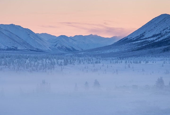 Oymyakon (Rússia): Essa é uma pequena vila localizada no nordeste da Rússia, na região da República de Sakha (Yacútia). É reconhecidamente o lugar habitado mais frio da Terra, com temperaturas que podem atingir -50°C. Reprodução: Flipar