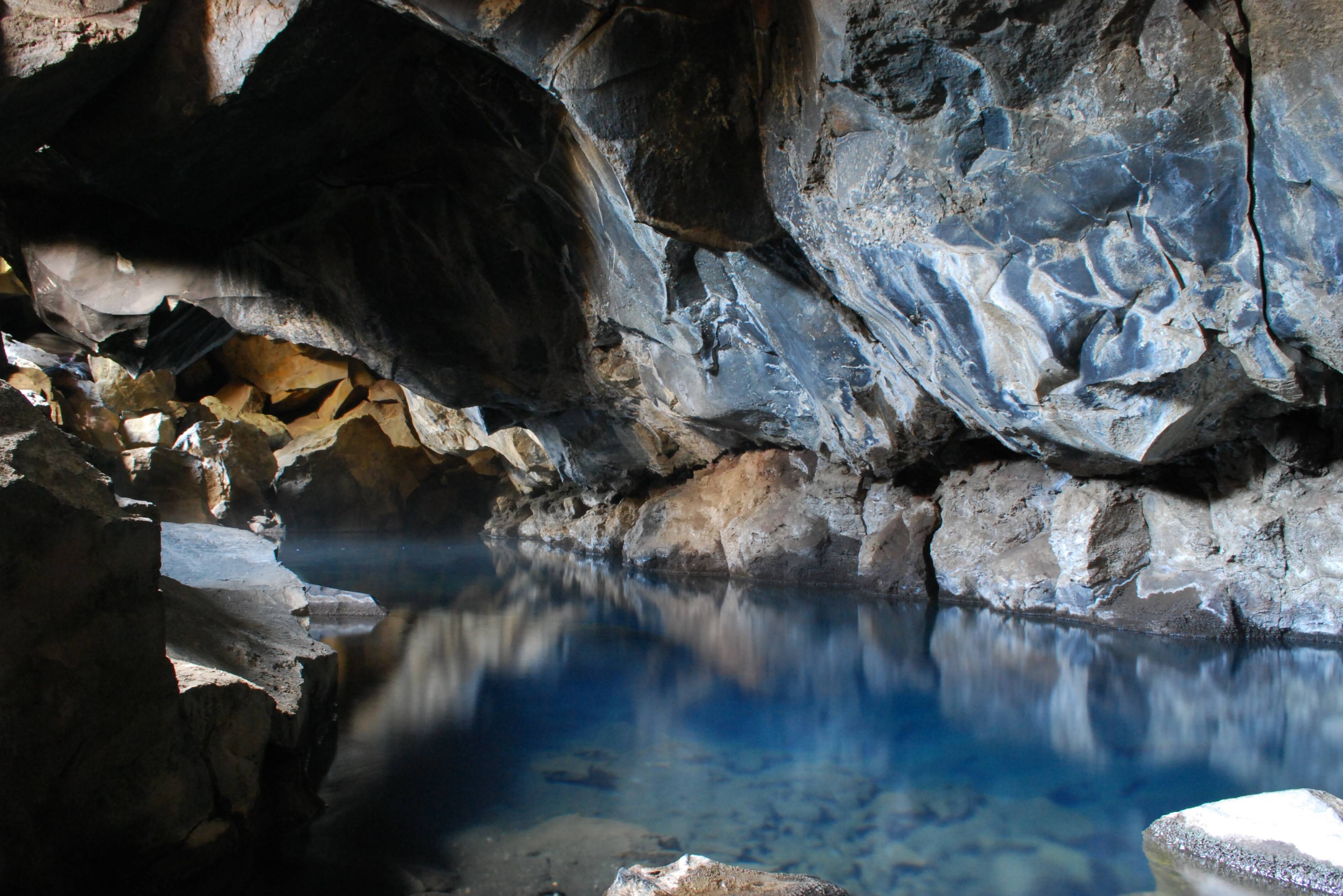 Caverna Grjótagjá: nas águas termais dessa caverna foram filmadas as cenas de amor entre John Snow e a selvagem Ygritte. Foto: Wikimedia Commons