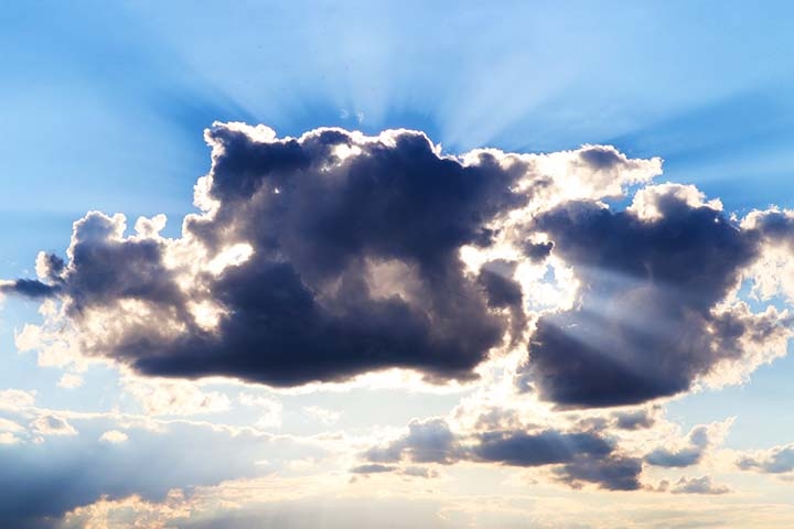 Nuvens escuras indicam maior densidade ou espessura, bloqueando parte da luz solar. Quando há maior concentração de água ou gelo, a luz não atravessa tão facilmente, fazendo a base parecer cinza ou preta, especialmente em nuvens de tempestade.
 Reprodução: Flipar