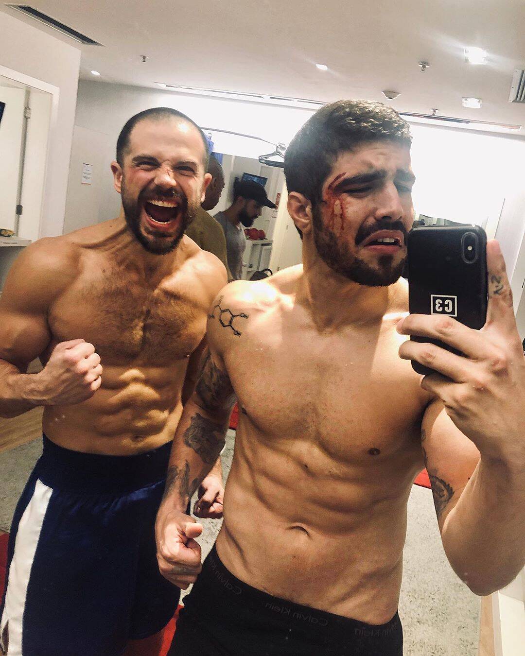 Atores de "A Dona do Pedaço" sem camisa. Foto: Reprodução/Instagram