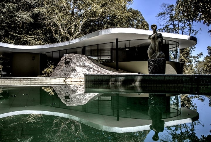 Casa das Canoas - A casa onde Niemeyer viveu a partir da década de 50 foi projetada por ele mesmo e inaugurada em 1953, na Rua Carvalho de Azevedo, em São Conrado, zona sul do Rio de Janeiro. Ele integrou espaços arquitetônicos abertos com ambiente natural de rocha, vegetação e água. Reprodução: Flipar