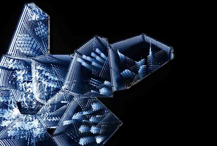 O corte dos cristais Swarovski é um dos aspectos que mais contribui para sua beleza. A marca utiliza técnicas de lapidação avançadas que maximizam o brilho e a dispersão da luz. Reprodução: Flipar