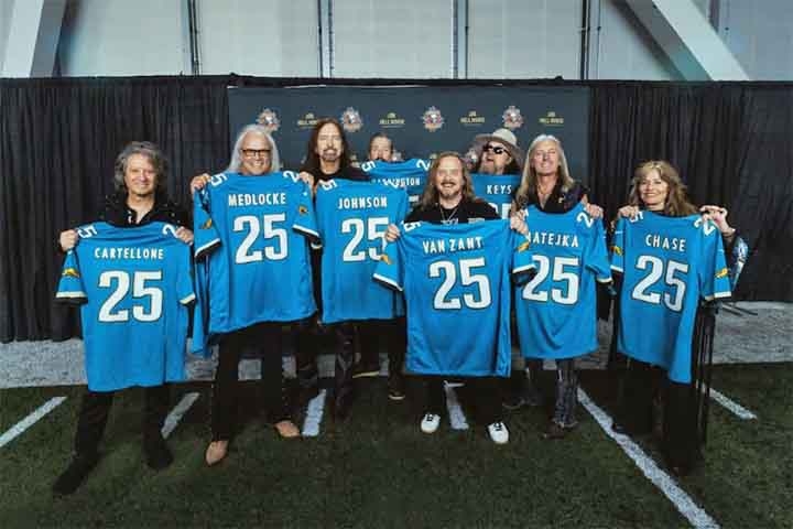 Mesmo diante de novas perdas ao longo dos anos, como a morte do guitarrista Gary Rossington em 2023, último membro fundador, o grupo seguiu ativo, equilibrando respeito à história original com a necessidade de seguir em frente.
 Reprodução: Flipar