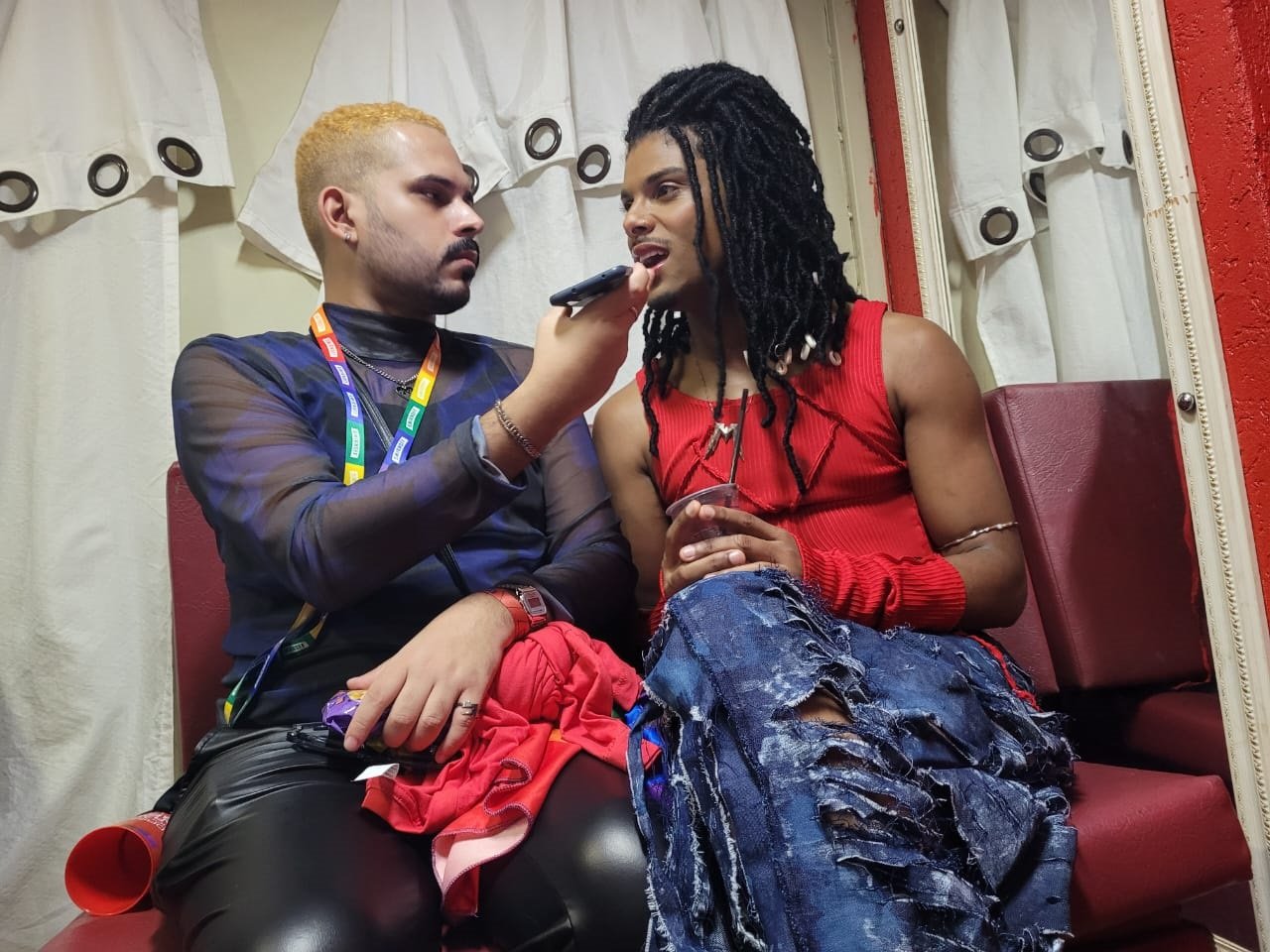 O cantor WD conversa com o repórter Rafael Nascimento durante a Parada do Orgulho LGBT+
