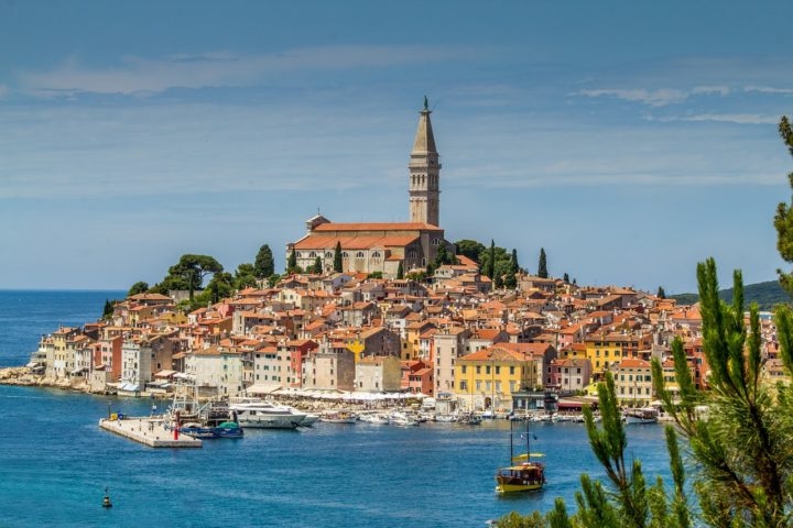 Rovinj - É um centro turístico popular e um ativo porto de pesca. Construída num esporão rochoso na costa ocidental da Ístria, Rovinj foi uma ilha antes de se ligar ao continente em 1763. Reprodução: Flipar