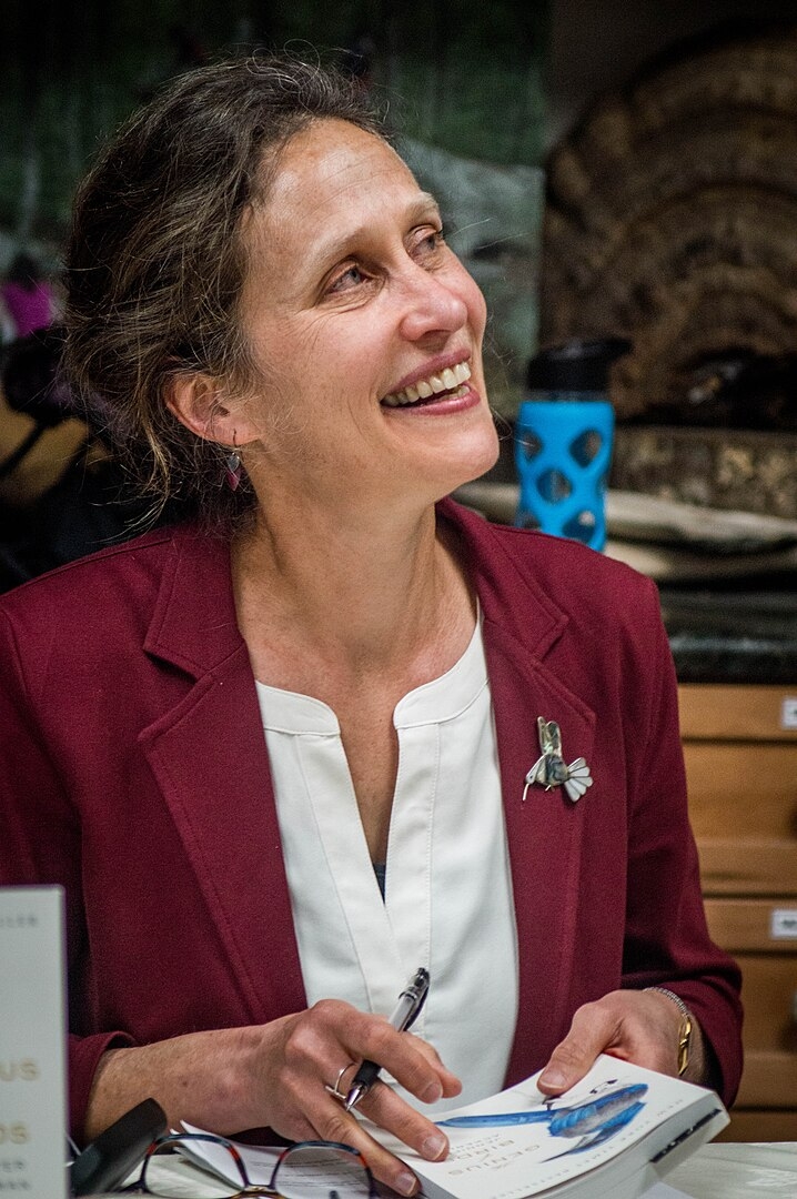 A escritora americana Jennifer Ackerman, que é autora de vários livros sobre corujas - fez uma crítica à saga de JHarry Potter. Ela disse que a autora J.K.Rowling cometeu um erro e causou um grande problema ao transformar uma coruja em animal de estimação.  Reprodução: Flipar