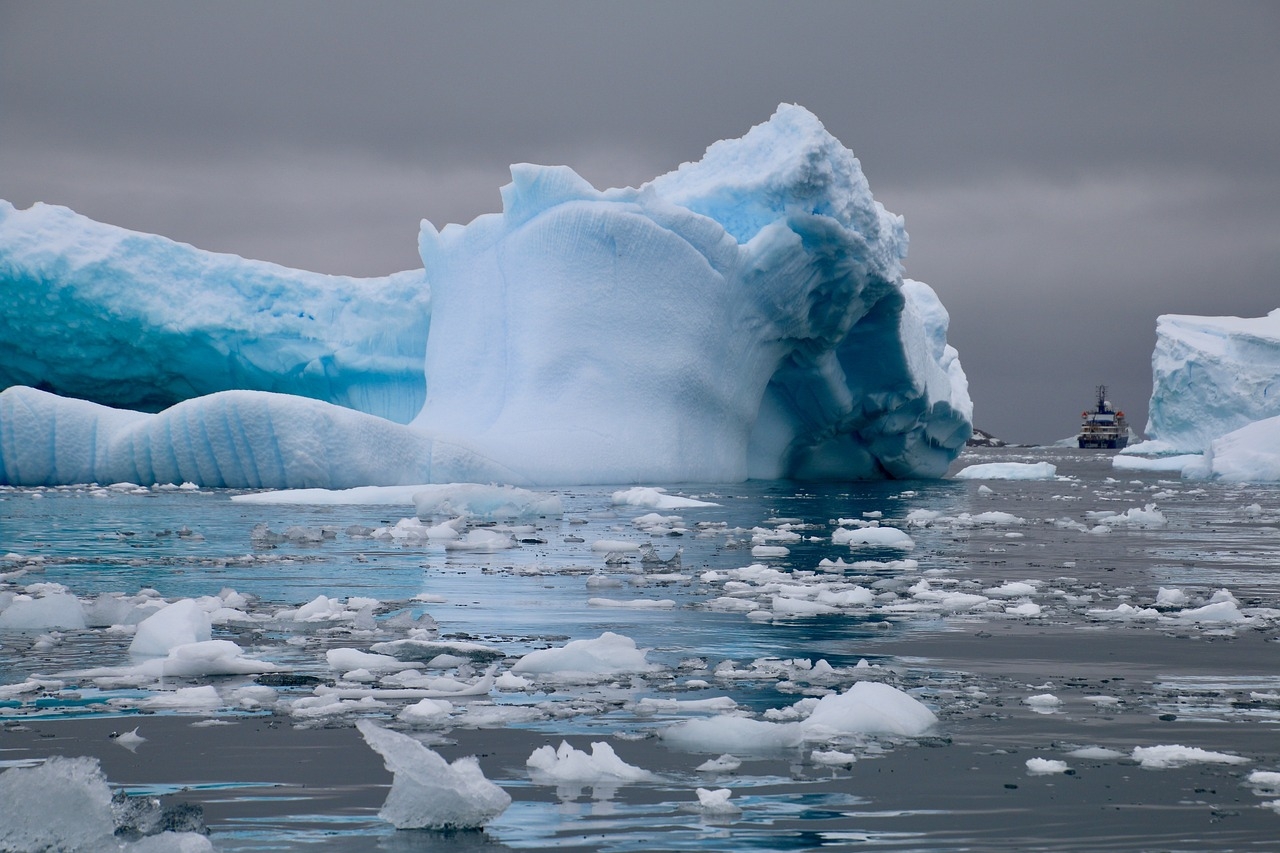 No verão de 2020, a Antártida chegou a registrar 20ºC, o maior até hoje. Isso é um efeito atribuído ao aquecimento global.  O Painel Brasileiro de Mudanças Climáticas afirma que a Antártida está derretendo numa velocidade seis vezes maior do que há 40 anos.  Reprodução: Flipar