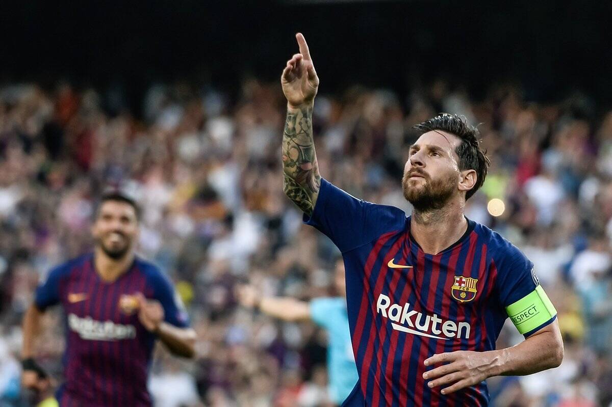 Messi corre e comemora o primeiro gol do Barcelona contra o PSV. Foto: Reprodução/Twitter/ChampionsLeague