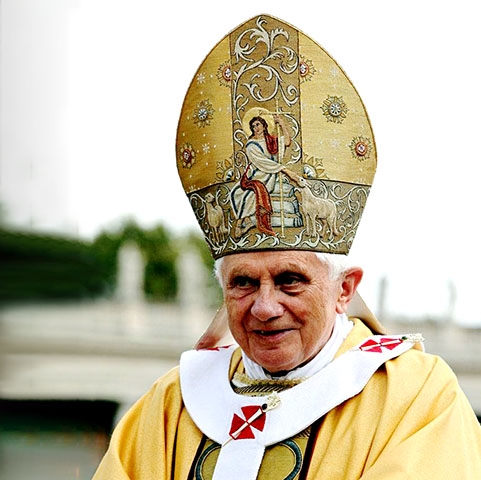 Bento XVI - Joseph Aloisius Ratzinger nasceu no estado da Baviera, na Alemanha, e ocupou o trono por 7 anos e 315 dias - de 19 de abril de 2005 a 28 de fevereiro de 2012, quando abdicou da função. 

 Reprodução: Flipar
