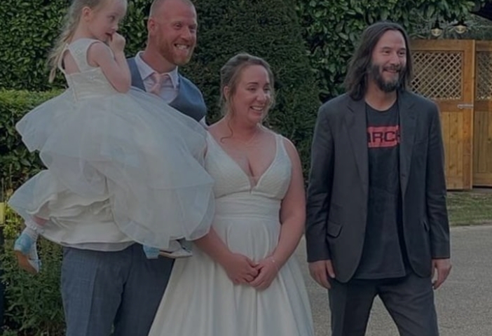 Em 2022, uma fã postou nas redes sociais que Keanu foi à festa do seu casamento, no salão de um hotel na Inglaterra. O noivo havia abordado Keanu, mais cedo, e convidado o ator para o evento. E ele apareceu! Reprodução: Flipar