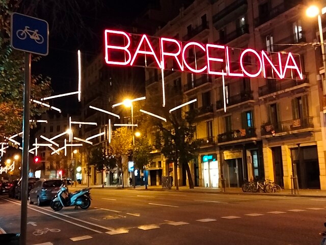 Na festiva Barcelona, na Espanha, ao principais pontos turísticos, ruas e lojas ficam lotados, e a decoração criativa de Natal enfeita as esquinas e os monumentos. Reprodução: Flipar