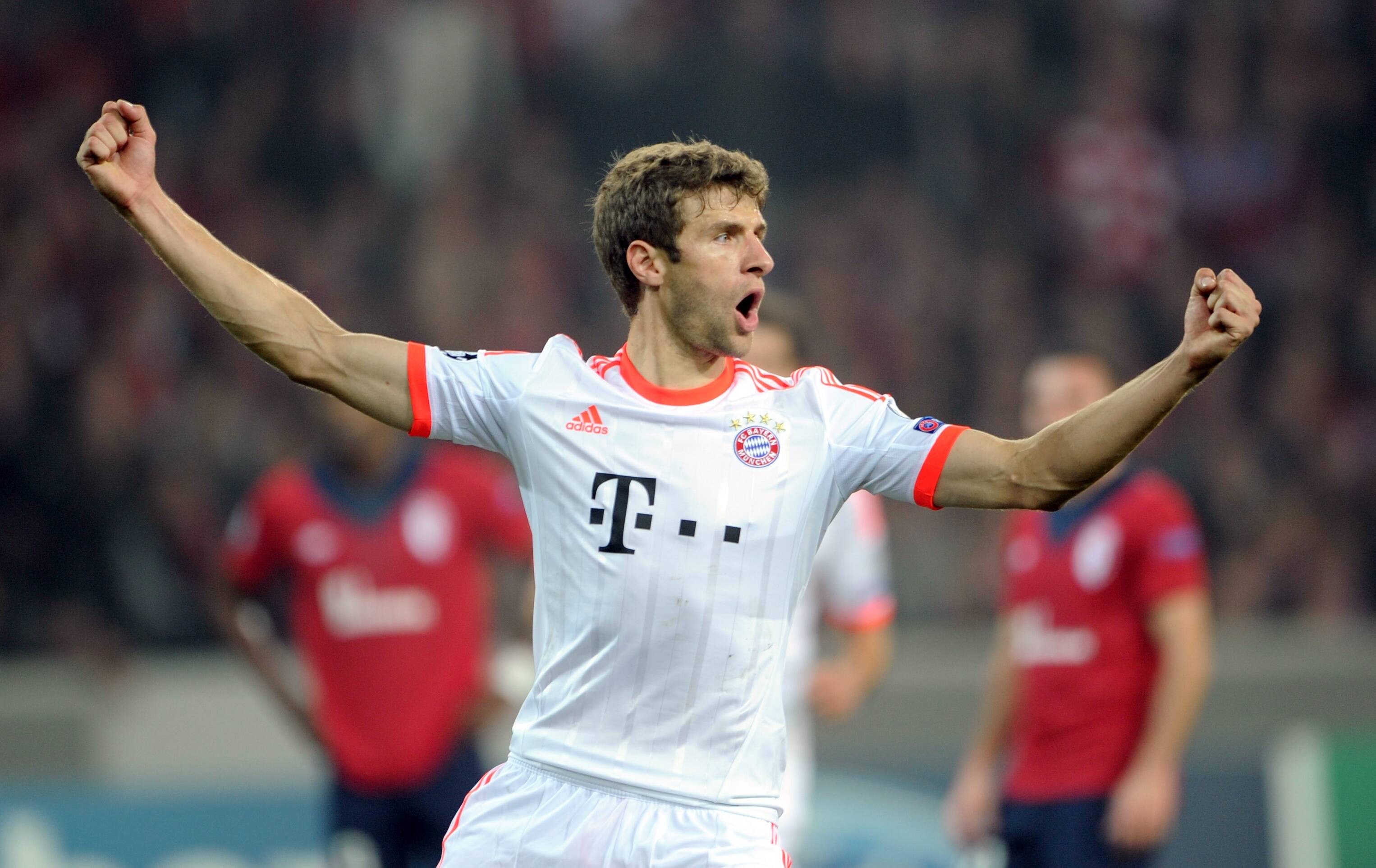 Muller comemora o gol de pênalti marcado na vitória do Bayern de Munique diante do Lille AFP