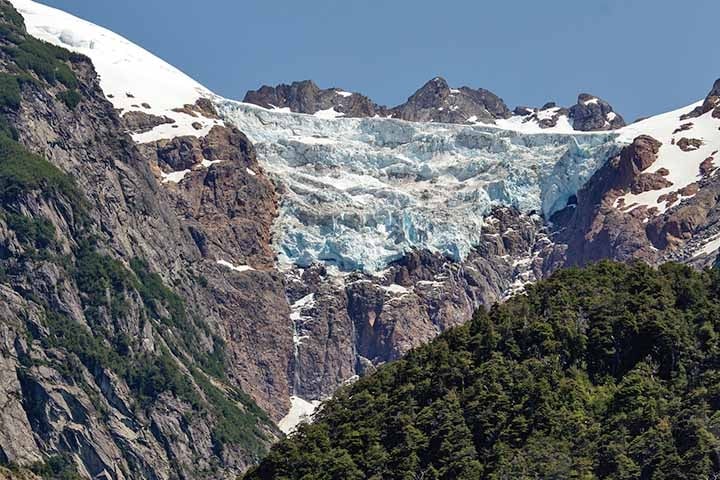 O Glaciar Torrecillas está localizado em uma zona de transição entre a floresta andina da Patagônia e a selva Valdiviana, onde a diversidade da paisagem muda com as estações, oferecendo uma vista de indescritível beleza majestosa e dinâmica. Reprodução: Flipar