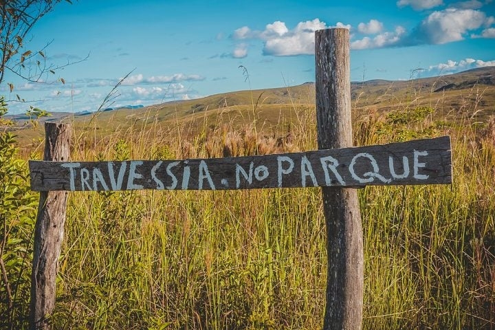 A Serra do Cipó reúne mais de 750 vias de escalada catalogadas, com opções que vão do nível iniciante ao profissional, incluindo rotas consideradas clássicas no Brasil. Reprodução: Flipar