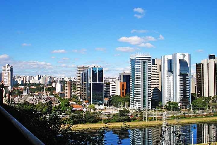 Conhecido por ser uma região nobre, o bairro tem muitas casas de luxo, áreas verdes e uma bela vista para o rio Pinheiros. Além disso, fica próximo do famoso shopping que leva o nome do bairro. Reprodução: Flipar