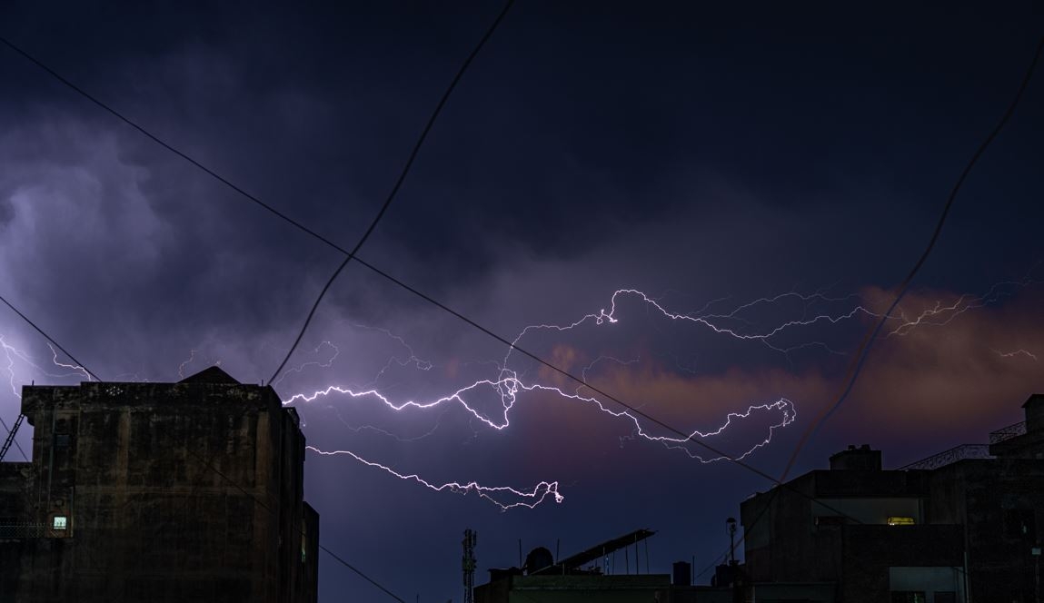 Da mesma forma  é importante ficar atento em caso de chuva com raios. Neste caso, o melhor é se proteger em locais fechados Reprodução: Flipar