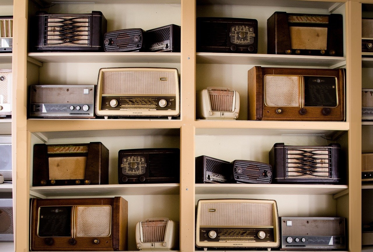 A Rádio Sociedade do Rio de Janeiro, fundada por Roquette Pinto, foi uma das primeiras emissoras de rádio do Brasil. Sua programação era voltada para a cultura e o conhecimento, e o rádio logo se consolidou como uma parte fundamental da vida dos brasileiros. Reprodução: Flipar