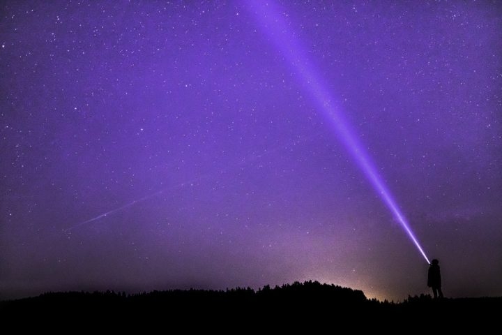 O impacto de seu trabalho vai além das fronteiras da academia e da exploração espacial, alcançando esferas filosóficas e morais, onde ele nos instiga a pensar sobre nossa posição no universo e nossa responsabilidade para com o nosso planeta. Reprodução: Flipar