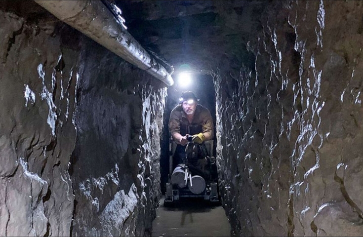 No final de 2013, foi descoberto um túnel em Tijuana que continha iluminação, ventilação e sistema elétrico de trilhos. O local foi estruturado com o objetivo de transportar drogas da cidade no México para San Diego, nos Estados Unidos Reprodução: Flipar