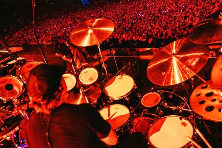 Em 2025, o grupo segue divulgando o álbum Love is Like, o seu oitavo disco de estúdio, lançado no dia 15 de agosto. 
 Reprodução: Flipar