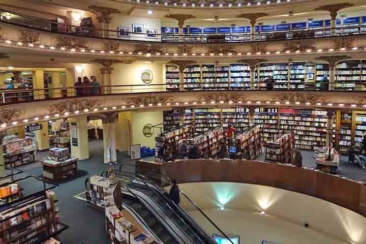 Um atributo muito valorizado pelos portenhos é a presença marcante das livrarias em Buenos Aires, como a exuberante El Ateneo. 
 Reprodução: Flipar