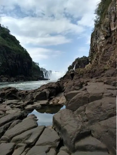 A descoberta é resultado de um estudo abrangente em nove sítios arqueológicos. Os pesquisadores coletaram e dataram artefatos encontrados em locais como a ilha San Martín e em áreas entre o Circuito Inferior e o Puerto Macuco. . Foto: Reprodução: Flipar