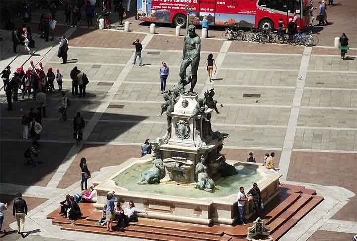 FONTE DE NEPTUNO - Itália - Localizada em Bolonha, esta fonte do século XVI apresenta uma imponente estátua de Netuno e é um símbolo da cidade, situada na Piazza del Nettuno. Reprodução: Flipar