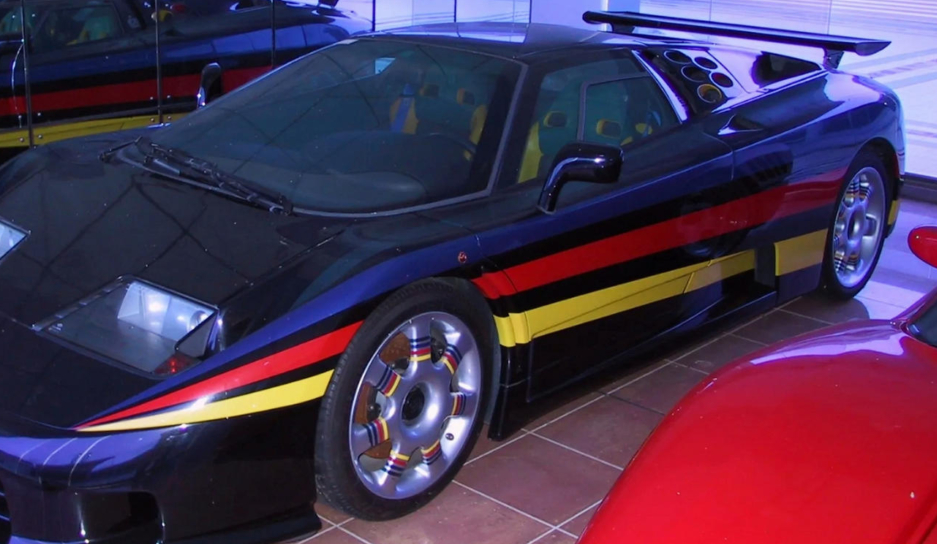 Um dos EB110 SS da coleção tem uma especificação de mau gosto: todo preto com listras vermelhas, amarelas e azuis nas laterais, com um interior que só pode ser descrito como Rastafari. Foto: Reprodução