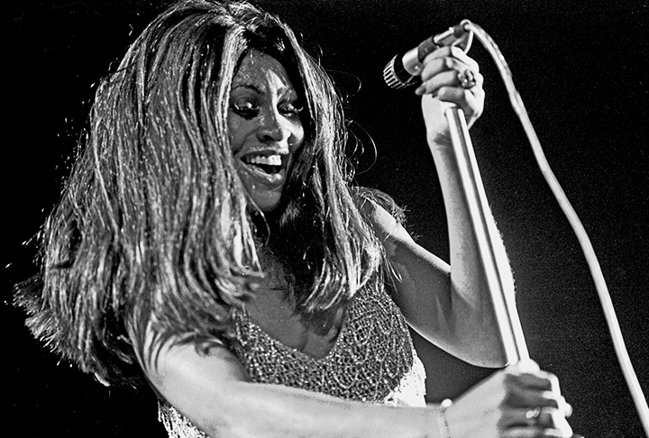 Em meados dos anos 70, Tina Turner lançou seu primeiro disco solo, intitulado “Tina Turns the Country On”. A partir dali, a carreira da cantora decolou. Reprodução: Flipar