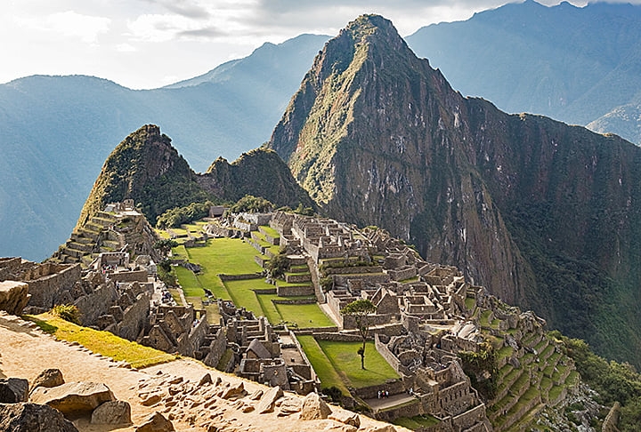 Os últimos dias têm sido de tensão na cidade Inca de Machu Picchu, no Peru, por conta de protestos. As autoridades locais alertam que turistas devem evitar o destino após relato de diversas manifestações que começaram após a privatização das vendas de ingressos que dão acesso a Machu Picchu. Reprodução: Flipar