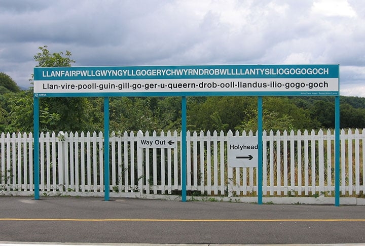 Um dos principais atrativos é uma placa de grande extensão com o nome da cidade - onde os turistas gostam de fazer fotos Reprodução: Flipar