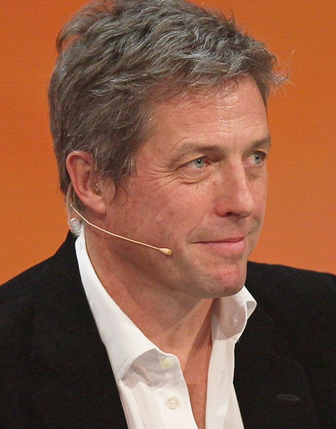 O ator inglês Hugh Grant tem 5 filhos. Três deles nasceram em um intervalo de 15 meses: Tabitha e Felix, nasceram em 2011 e 2013, frutos do relacionamento com a atriz chinesa Tinglan Hong. Porém, em 2012, ele virou pai de John Mungo, fruto de uma traição com a produtora sueca Anna Eberstein. Hoje, eles estão casados e têm mais 2 filhos.  Reprodução: Flipar