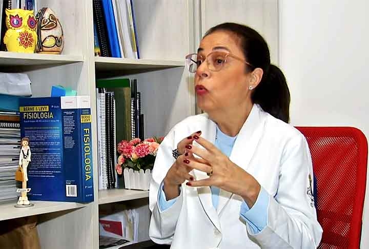 Ana Rosa, que também é médica endocrinologista, fez em 2022 uma cirurgia em Sabrina para extrair as glândulas adrenais e eliminar a Síndrome de Cushing. 
 Reprodução: Flipar