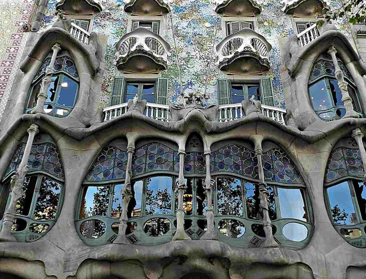 Casa Batlló - Restaurada por Gaudí entre 1904 e 1906, a Casa Batlló é um exemplo icônico do modernismo catalão. A fachada ondulante e as cores vibrantes fazem deste edifício um dos mais impressionantes da cidade, evocando o mar e a natureza. Reprodução: Flipar