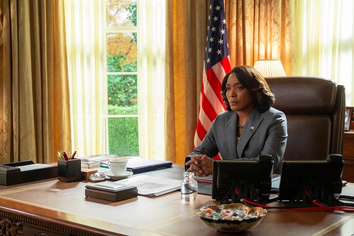 Além de De Niro, estão no elenco outros nomes conhecidos como Jesse Plemons (“Breaking Bad”), Lizzy Caplan (“Meninas Malvadas”) e Angela Bassett (“Pantera Negra”). Reprodução: Flipar