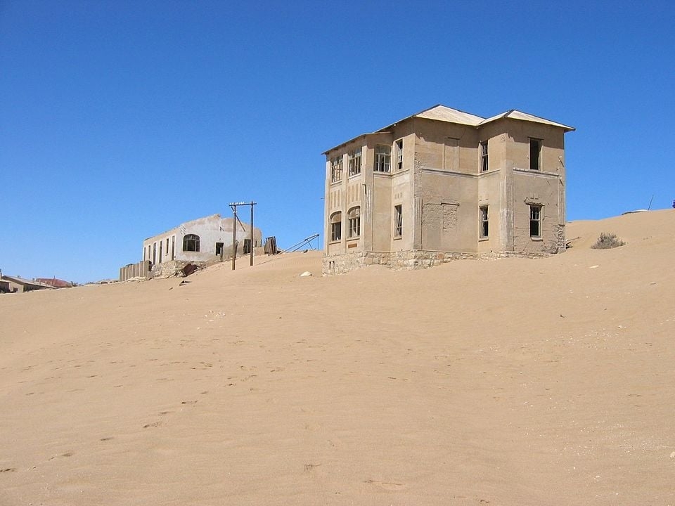 Kolmanskop (Namíbia) - Construída por alemães em 1908, a 10 km da cidade portuária de Lüderitz. O objetivo era a exploração de diamantes. Em 1917, era responsável por 12% da produção de diamantes no mundo.  Reprodução: Flipar