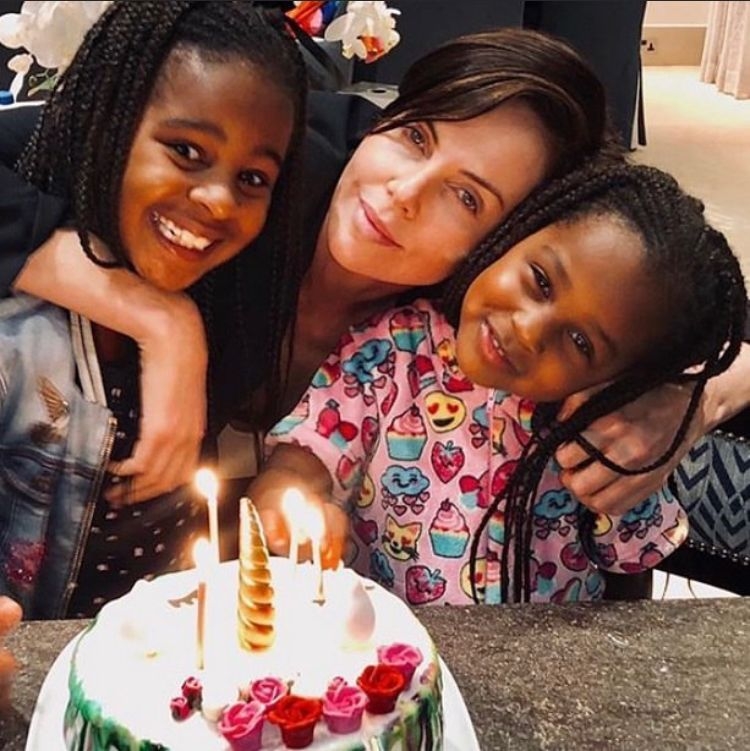 Charlize Theron - A atriz de Hollywood adotou as suas duas filhas, Jackson e August. Inclusive, ela já declarou publicamente que adotar sempre foi sua primeira opção.  Reprodução: Flipar