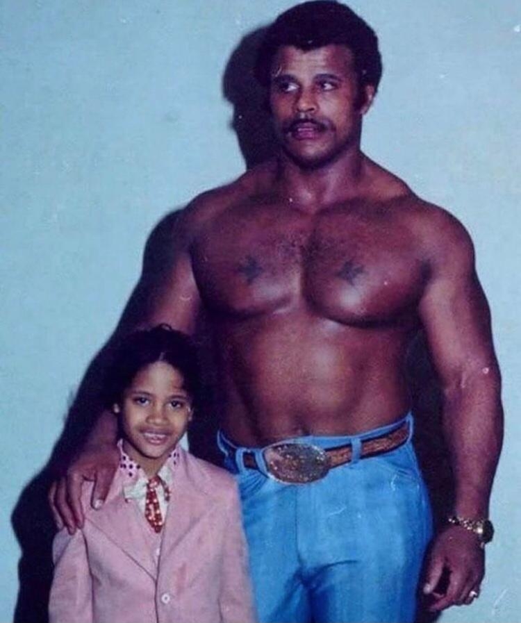 Seguindo a carreira do pai, Rocky Johnson (foto), e do avô, Peter Maivia, Dwayne começou a ganhar fama nacional quando entrou para a World Wrestling Federation (WWF/E), em 1996, onde faturou dezenas de títulos.