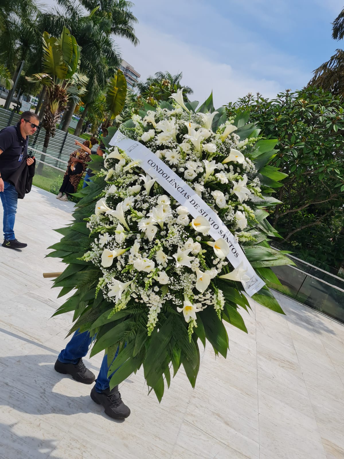 Coroa de flores enviada por Silvio Santos. Foto: Isabela Frasinelli - iG Gente 11/11/2022