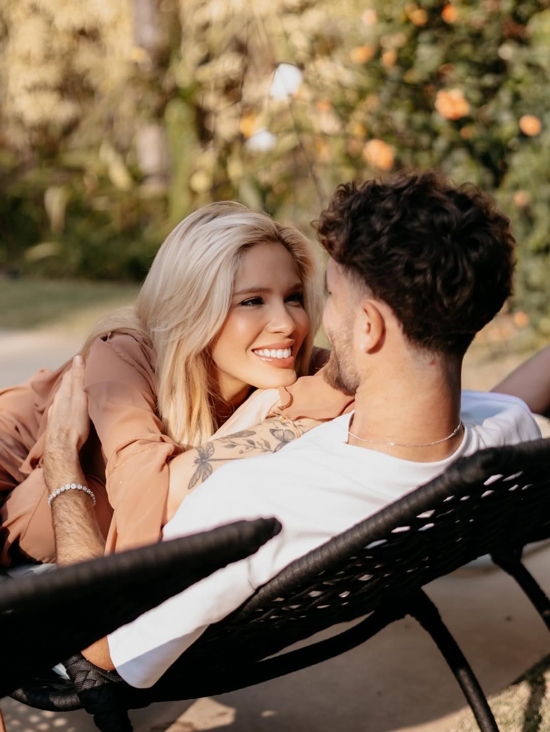 Karoline Lima sorri para Léo Pereira. Foto: Reprodução/ Instagram @leopereira4