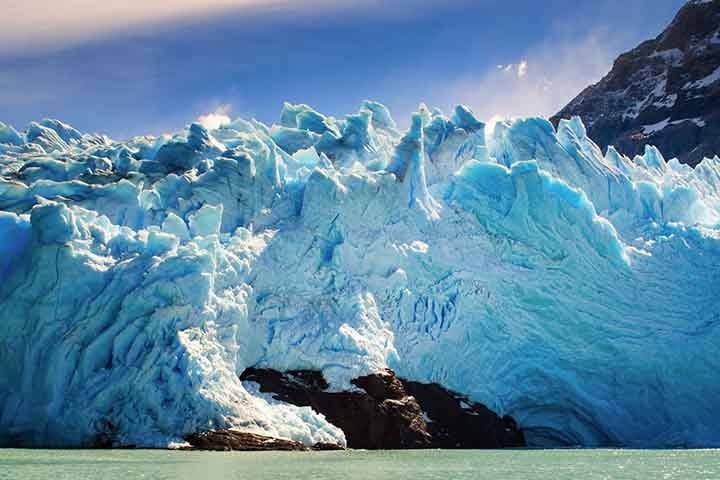 Uma das geleiras da América do Sul deve seu nome ao botânico e micologista ítalo-argentino Carlo Luigi Spegazzini. Na frente do glaciar, é formada pela confluência de duas correntes de gelo distintas que descem lentamente para o leste da cordilheira dos Andes.  Reprodução: Flipar