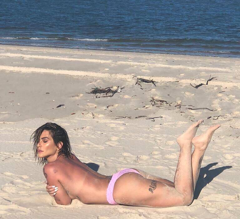Cleo deixou o protetor de lado, mas não parou de sensualizar mesmo queimada. Foto: Reprodução/Instagram